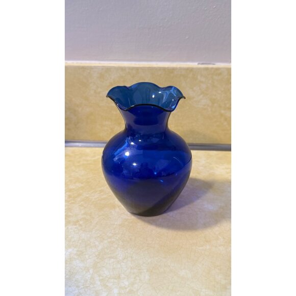 Vintage Cobalt Blue Hand Blown Glass Vase With Fluted Rim 5” tall - Picture 4 of 7